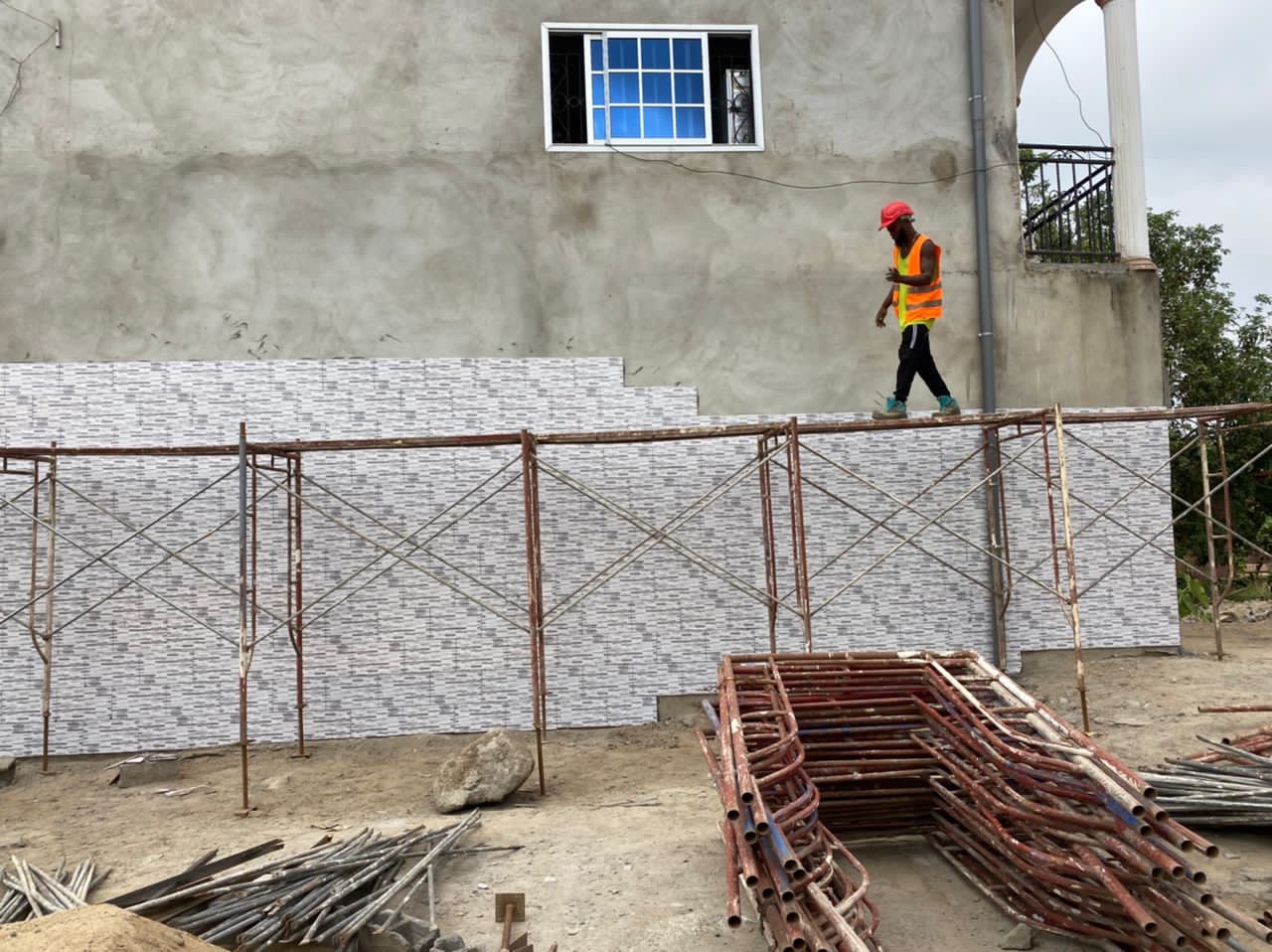 Read more about the article Louer ou Acheter des Equipements de Construction : les Avantages de Choisir Roff Sector
